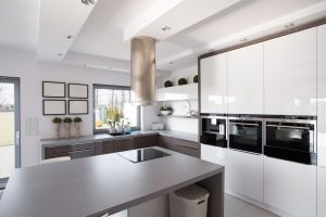 Moderne minimalistische Küche in weiß
